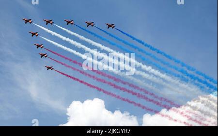 Die farbenfrohen Pfeile RAF zeigen Flugzeuge in Formation während des Queens Platinum Jubilee-Flugs in London, Großbritannien Stockfoto