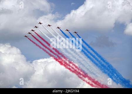 Die farbenfrohen Pfeile RAF zeigen Flugzeuge in Formation während des Queens Platinum Jubilee-Flugs in London, Großbritannien Stockfoto