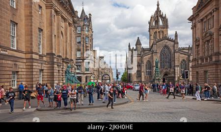 High Street, Royal Mile, Edinburgh, Schottland, Großbritannien. 2.. August 2022. Heißes Wetter im Stadtzentrum, Temperatur von 25 Grad Celsius für Besucher, die die geschäftige Atmosphäre mit Straßenkünstlern, Cafés und Restaurants genießen. Im Bild: Blick auf die Royal Mile in Richtung St. Giles Cathedral, die bei Sonnenschein von Touristen und Einheimischen besucht wird. Kredit: ArchWhite/alamy Live Nachrichten. Stockfoto