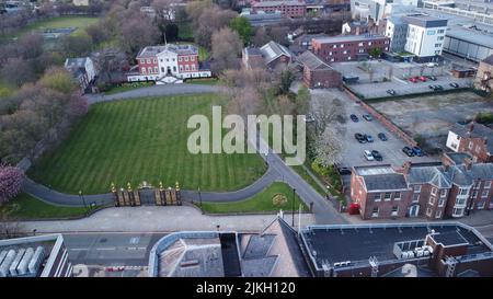 Eine Drohnenaufnahme eines Warrington-Rathauses und der goldenen Tore in der britischen Stadt Stockfoto