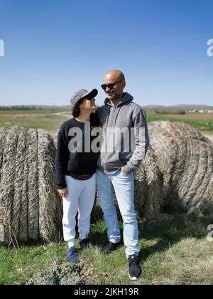 Porträt eines attraktiven Paares mittleren Alters, das die Natur genießt. Stockfoto