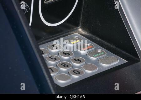 Nahaufnahme einer grauen Tastatur an einem Geldautomaten Stockfoto