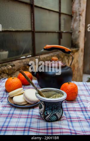 Eine Teekannen, Mate Tee, Kekse und Früchte auf dem Tisch Stockfoto