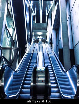 Eine vertikale Aufnahme einer Rolltreppe im Bahnhof Gare de Champel in Genf Stockfoto