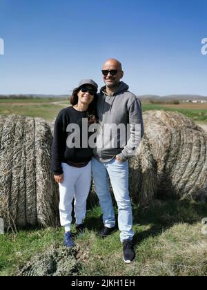 Porträt eines attraktiven Paares mittleren Alters, das die Natur genießt. Stockfoto