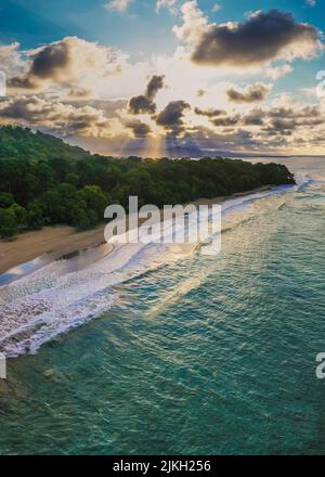 Eine vertikale Aufnahme eines hellen Himmels über dem Ufer von Limon, Costa Rica Stockfoto