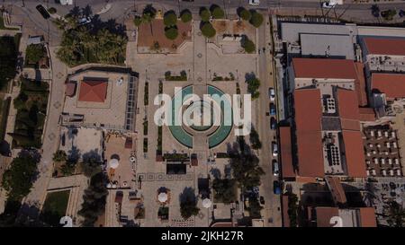 Eine Luftaufnahme des Central Square unter anderen Gebäuden in Ayia Napa, Zypern Stockfoto