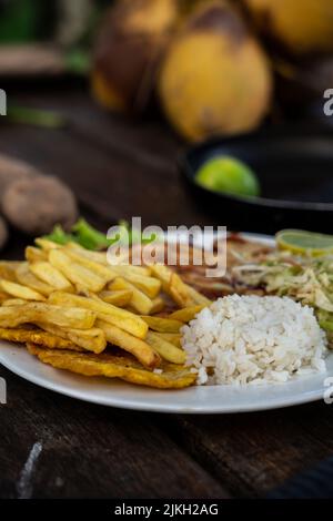 Ein schöner Schuss Huhn, Pommes, Reis und Kohlsalat auf einem Teller Stockfoto