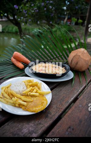 Ein schöner Schuss Huhn, Pommes, Reis auf einem Teller und eine weitere Mahlzeit daneben Stockfoto