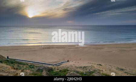 Ein ruhiger Sandstrand unter blauem Himmel in Tanger, Marokko Stockfoto