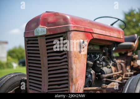 Nahaufnahme eines rostigen, alten roten Traktors auf einer Farm in Ontario Stockfoto