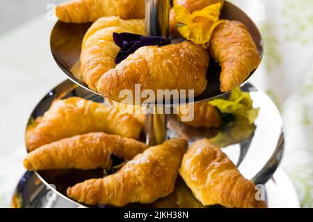 Eine Nahaufnahme von Croissants auf dem abgestuften Stand. Stockfoto