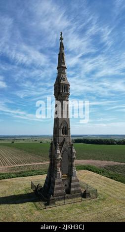 Eine vertikale Aufnahme des Sir Tatton Sykes Monument in Sledmere. Englands Torheiten Stockfoto