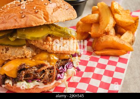 Ein hausgemachter Schweineburger mit Pommes Stockfoto