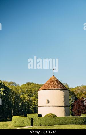 Eine vertikale Aufnahme des Schlosses Chateau de Breteuil in Choisel, Frankreich im Frühjahr Stockfoto