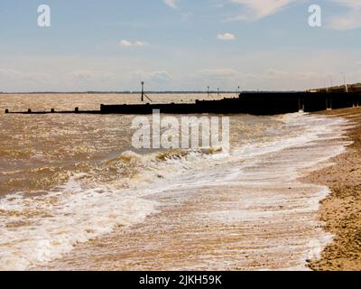 Schäumende Wellen Rauschen an die Küste, Dovercourt Beach, Essex, England Stockfoto