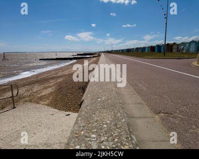 Eine Straße, die am Dovercourt Beach, Essex, England, vorbeiführt Stockfoto