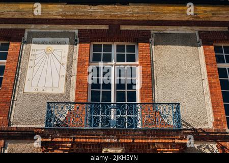 Außenansicht des Schlosses Chateau de Breteuil in Choisel, Frankreich bei sonnigem Wetter Stockfoto