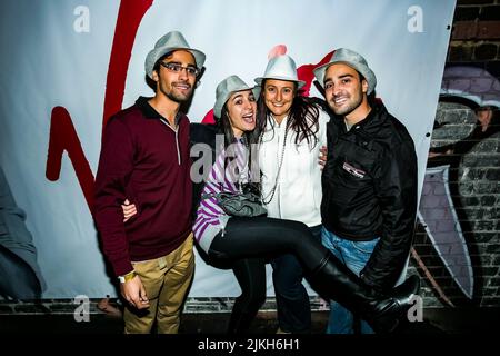 Johannesburg, Südafrika - 24. April 2014: Trendige junge Menschen, die an einer Party im Freien teilnehmen Stockfoto