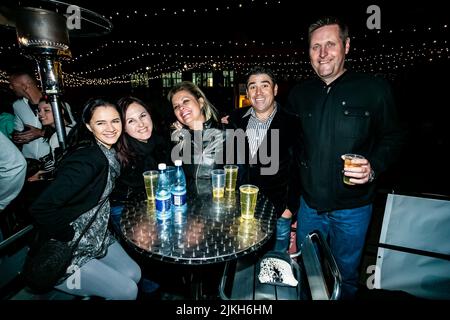 Johannesburg, Südafrika - 24. April 2014: Trendige junge Menschen, die an einer Party im Freien teilnehmen Stockfoto