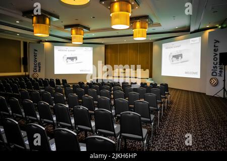 Johannesburg, Südafrika - 15. Mai 2014: Leere Reihen von Stühlen im Konferenzsaal des Unternehmens Stockfoto