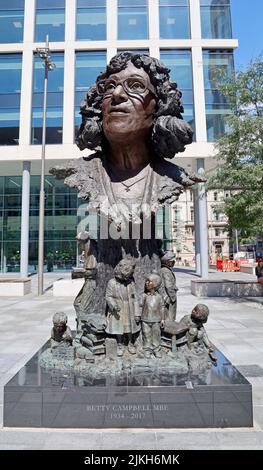 Statut von Betty (Rachel Elizabeth) Campbell, Direktorin. 1934-2017. Central Square, Cardiff. Der erste schwarze Lehrer von Wales. Stockfoto