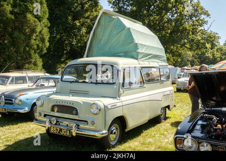 Classic 1962 Vintage Creme Bedford Dormobile Romany Wohnmobil. Stockfoto