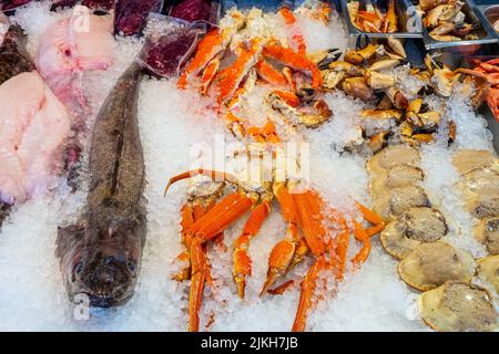 Fisch, Krebstiere und Meeresfrüchte zum Verkauf auf einem Markt in Bergen, Norwegen Stockfoto