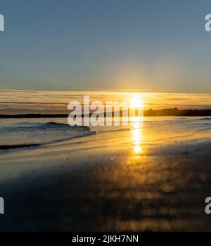 Eine Aufnahme des Strandes bei Sonnenuntergang aus einem niedrigen Winkel Stockfoto