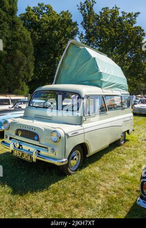 Classic 1962 Vintage Creme Bedford Dormobile Romany Wohnmobil. Stockfoto