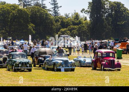 Klassische Oldtimer in einer Reihe auf der weston Park Car Show, Custom ford Pop populär, 1954 Sonnenstrahl talbot Alpine, Austin A35 Stockfoto