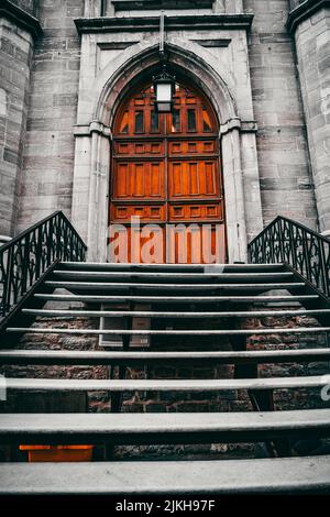 Eine vertikale Aufnahme einer gotischen Kirchtreppe in Montreal, Ontario, Kanada Stockfoto