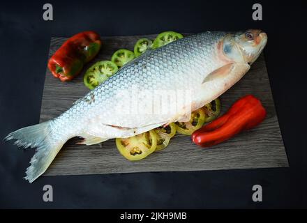 Ein Blick von oben auf eine kolumbianische Mahlzeit mit Fisch Stockfoto