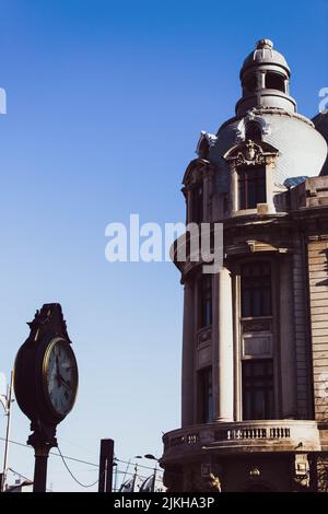 Ein niedriger Winkel Blick auf ein modernes Gebäude an einem sonnigen Tag Stockfoto