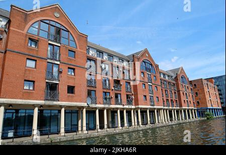 Wharf-Gebäude und das Bonded Warehouse. Atlantic Wharf, Cardiff. Sommer 2022. August. Umrüstung von Lagerhäusern auf Wohngebäude. Stockfoto