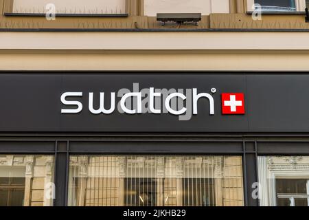 Das Schild über dem Eingang des Swatch-Einzelhandels. Krakau, Polen, 21. Juli 2022 Stockfoto