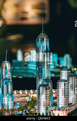 Eine Nahaufnahme der Glasmaquette des Warisan Merdeka Tower Wolkenkratzers in Kuala Lumpur, Malaysia Stockfoto