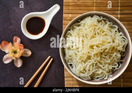 Nahaufnahme der Shirataki Konjac Nudel. Japanische traditionelle orientalische Küche. Gluten- und kohlenhydratfreie Nudeln. keto-Diät. Glucomannan und Ballaststoffe. Stockfoto