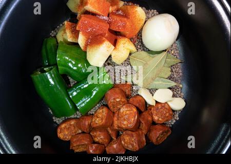 Zubereitung eines Eintaufes Linsen im Topf, lecker essen Stockfoto