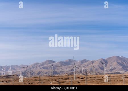 Eine Windmühle mitten in der Wüste, um Energie zu liefern Stockfoto