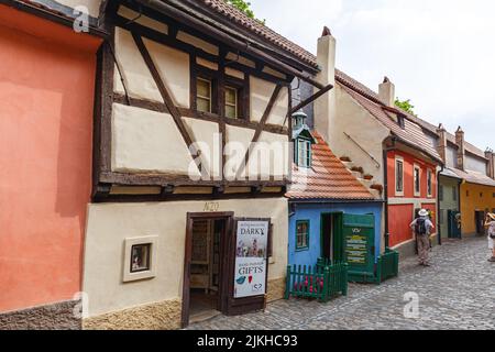 31 05 2017 das Goldene Gässchen in der Prager Burg mit bunten Häusern in Prag, Tschechien Stockfoto