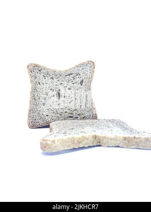 Die zwei Scheiben braunes Brot isoliert auf weißem Hintergrund. Stockfoto