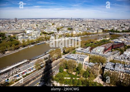 Ein Blick von oben vom Eiffelturm auf die Wahrzeichen von Paris, Frankreich Stockfoto