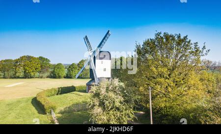 Eine Drohnenaufnahme der Mountnessing Windmühle in Essex, England Stockfoto