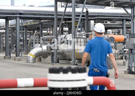 Das Werk. 2. August 2022. Bayerns Wirtschaftsminister Hubert Aiwanger besucht am 2.. August 2022 den Gasspeicher Haidach. Arbeiter im Werk. ?SVEN SIMON Photo Agency GmbH & Co. Press Photo KG # Princess-Luise-Str. 41 # 45479 M uelheim/R uhr # Tel 0208/9413250 # Fax. 0208/9413260 # GLS Bank # BLZ 430 609 67 # Konto 4030 025 100 # IBAN DE75 4306 0967 4030 0251 00 # BIC GENODEM1GLS # www.svensimon.net. Kredit: dpa/Alamy Live Nachrichten Stockfoto