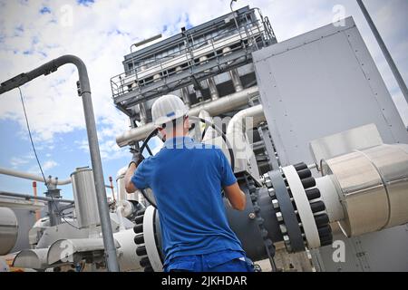 Bayerns Wirtschaftsminister Hubert Aiwanger besucht am 2.. August 2022 den Gasspeicher Haidach. Der Arbeiter in der Anlage schaltet einen Gashahn ein. ?SVEN SIMON Photo Agency GmbH & Co. Press Photo KG # Princess-Luise-Str. 41 # 45479 M uelheim/R uhr # Tel 0208/9413250 # Fax. 0208/9413260 # GLS Bank # BLZ 430 609 67 # Konto 4030 025 100 # IBAN DE75 4306 0967 4030 0251 00 # BIC GENODEM1GLS # www.svensimon.net. Stockfoto