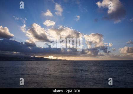 Ein schöner Blick auf den Strand von Gran Canaria bei Sonnenuntergang Stockfoto