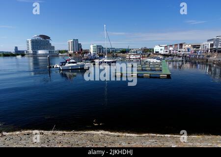 Die Boote vertäuten in Mermaid Quay, Cardiff Bay, Cardiff, Wales. Stockfoto