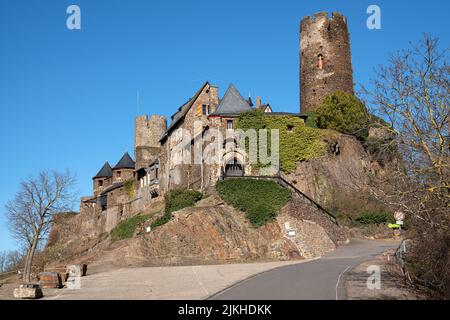 ALKEN, DEUTSCHLAND - 27. FEBRUAR 2022: Panoramabild der Burg Thurant gegen den Himmel am 27. Februar 2022 in Alken, Mosel, Deutschland Stockfoto