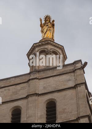 Ein niedriger Winkel der vergoldeten Statue der Jungfrau Maria in der Kathedrale Notre-Dame in Doms von Avignon Stockfoto